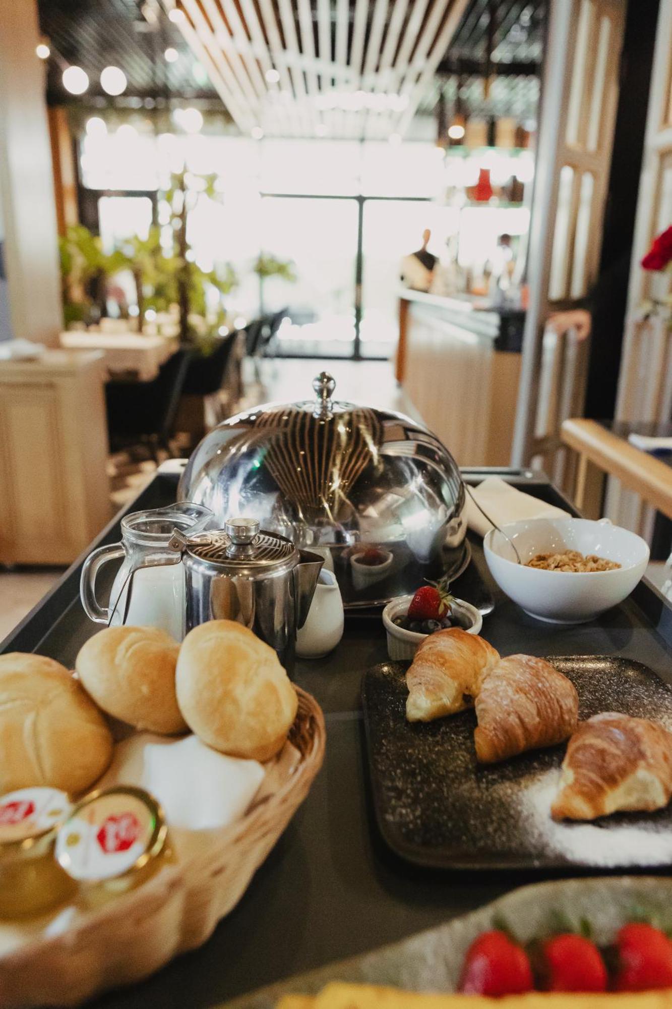 קלוז'-נאפוקה Hotel Platinia מראה חיצוני תמונה A stainless steel tea pot