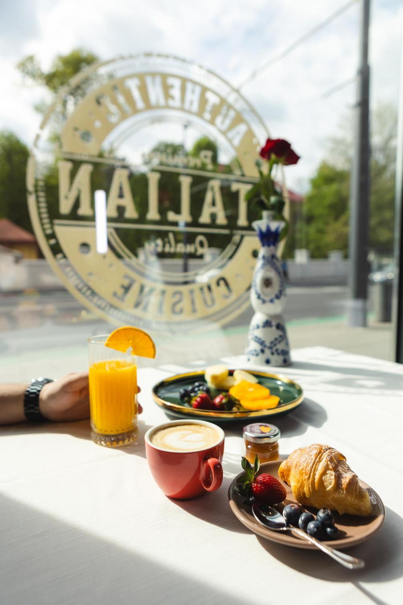 קלוז'-נאפוקה Hotel Platinia מראה חיצוני תמונה MALLAT