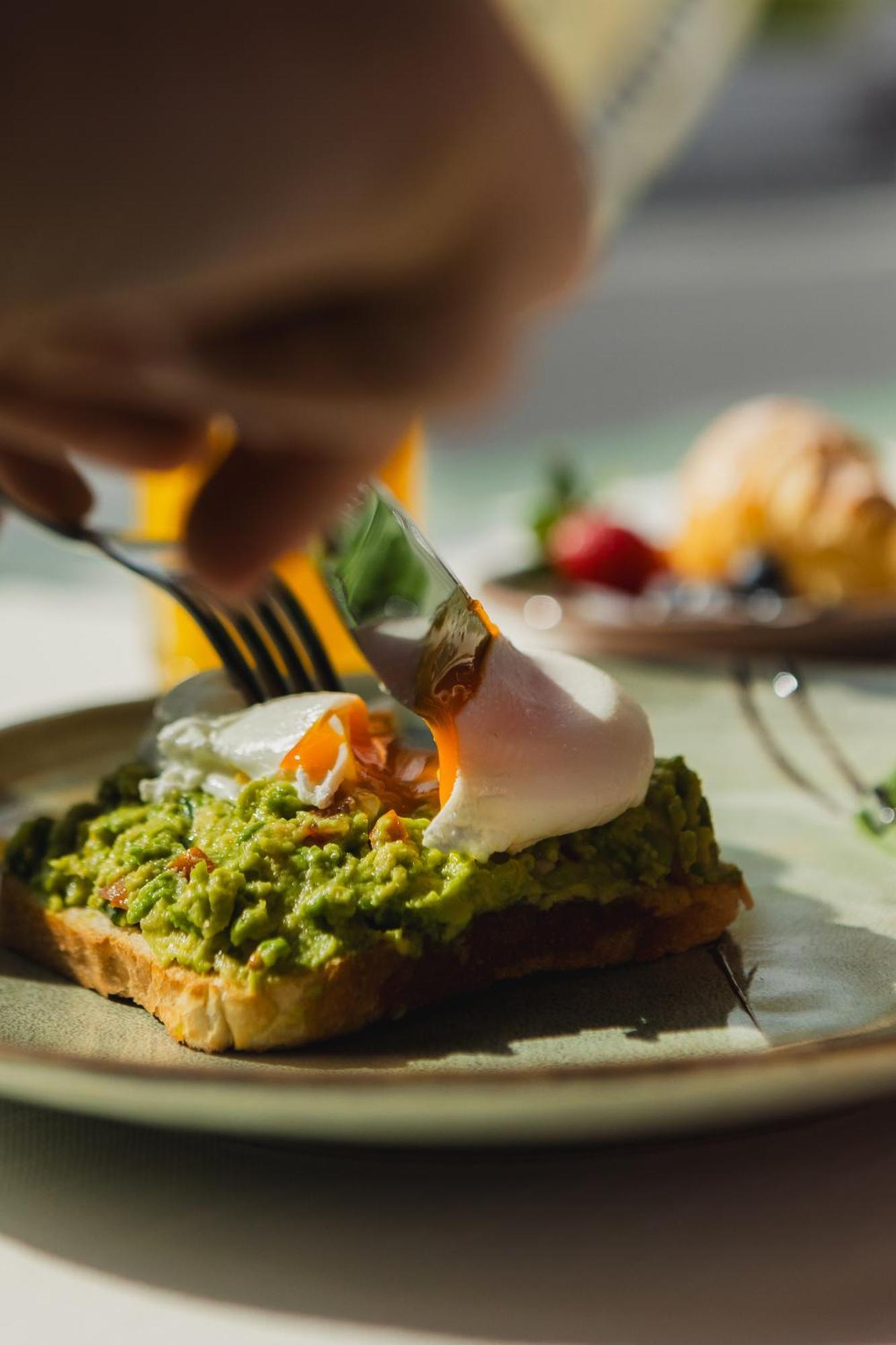 קלוז'-נאפוקה Hotel Platinia מראה חיצוני תמונה Avocado and egg on toast