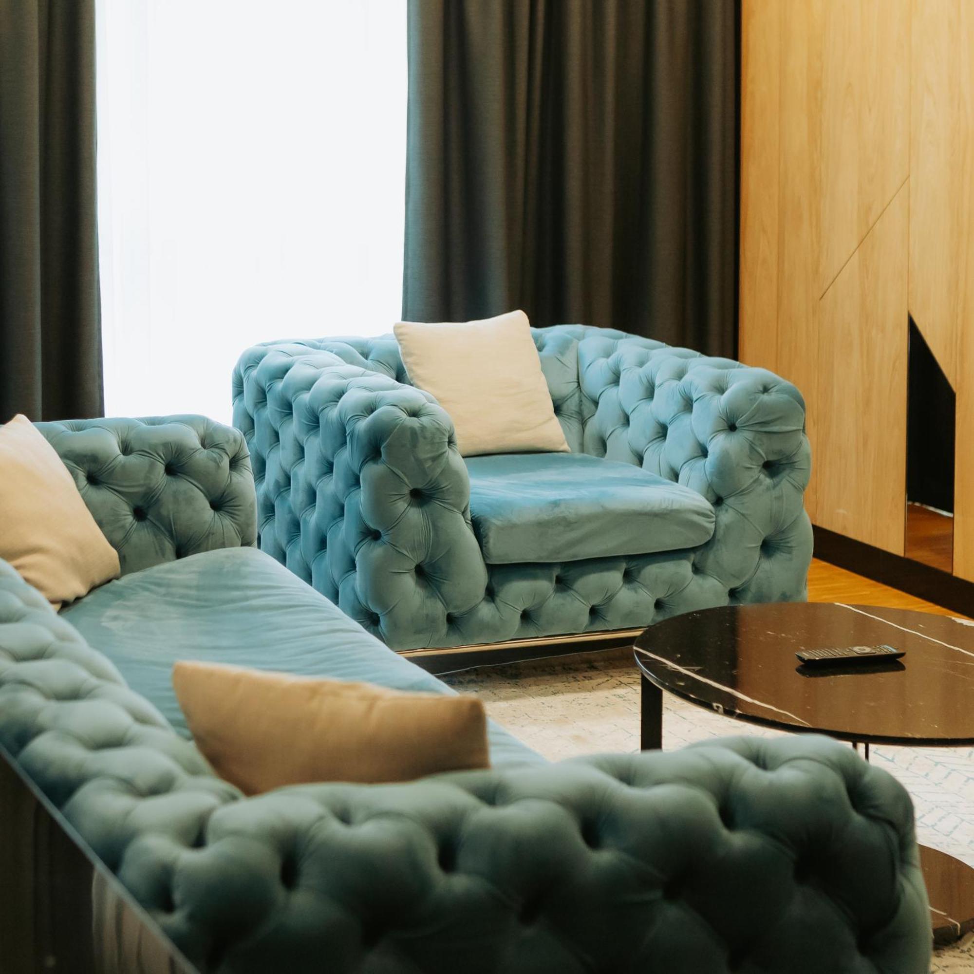 קלוז'-נאפוקה Hotel Platinia מראה חיצוני תמונה A blue velvet Chesterfield sofa