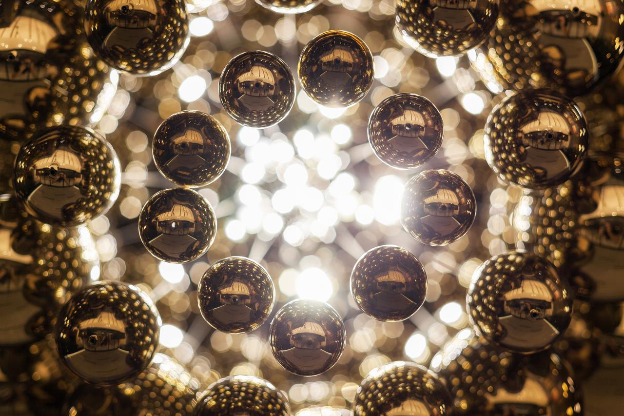 קלוז'-נאפוקה Hotel Platinia מראה חיצוני תמונה A close-up of a mirror ball