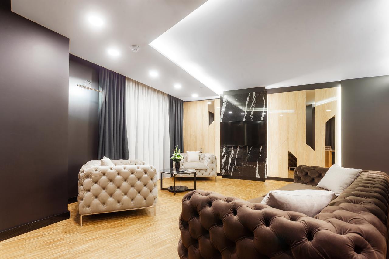קלוז'-נאפוקה Hotel Platinia מראה חיצוני תמונה A living room with a suspended ceiling
